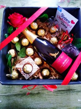 Champagne gift hamper 