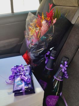 Fresh flower bouquet hamper 
