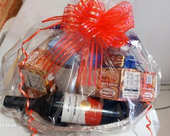 Bakewell Cakes Christmas Gift Hamper 