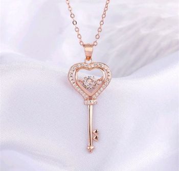 Fashionable Heart Shaped Key Pendant Necklace